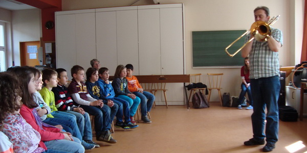 Musikschnupperstunde in der Grundschule