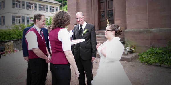 Zwei Musikkapellen umrahmen zusammen Hochzeit von Sabrina und Thomas