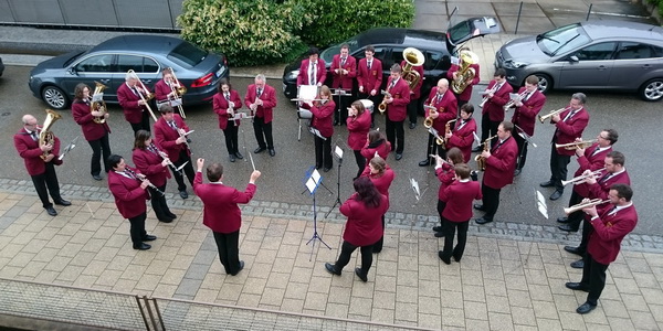 Traditionelles Maispielen – Stadtkapelle vertreibt den Regen