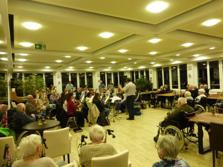 Musikprobe bereitet den Heimbewohnern Freude und Abwechslung
